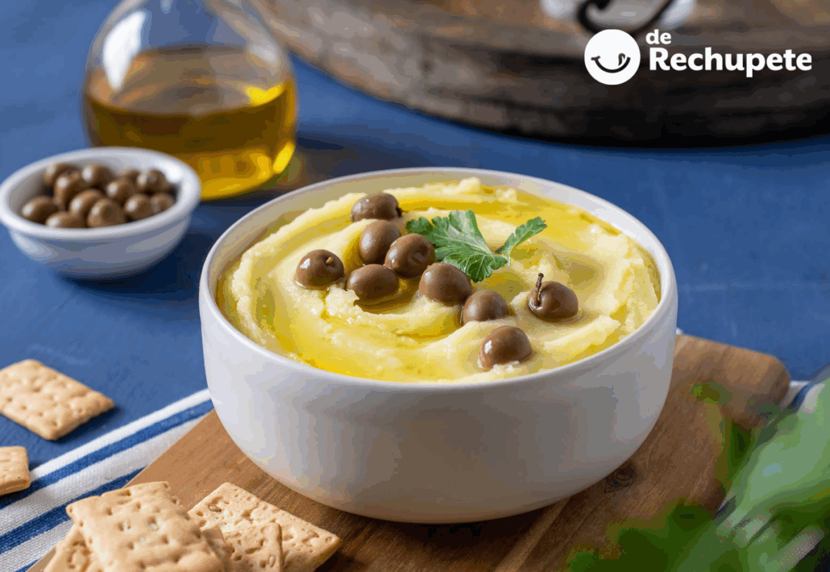 Skordalia griega tradicional, la salsa de ajo cremosa que no pasa desapercibida