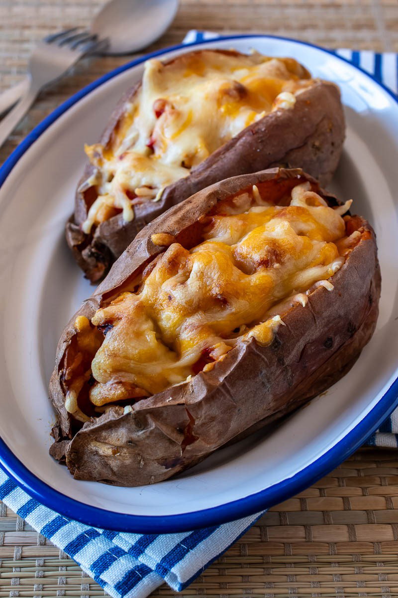 Boniatos asados rellenos al horno. Receta fácil, saludable y completa