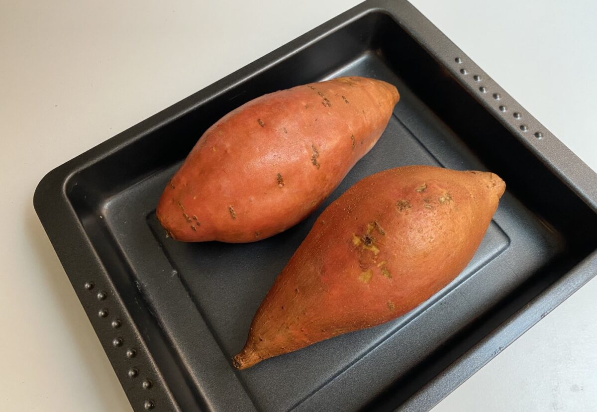 Boniatos asados rellenos al horno. Receta fácil, saludable y completa