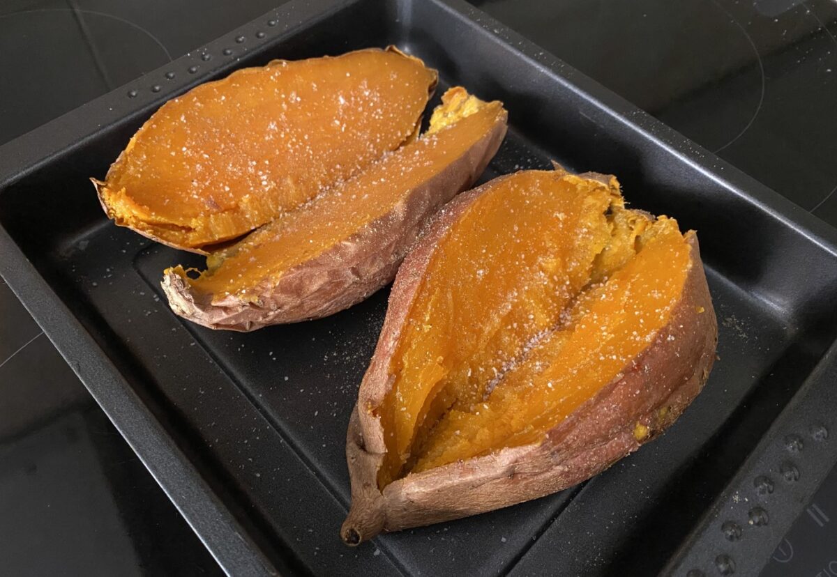 Boniatos asados rellenos al horno. Receta fácil, saludable y completa
