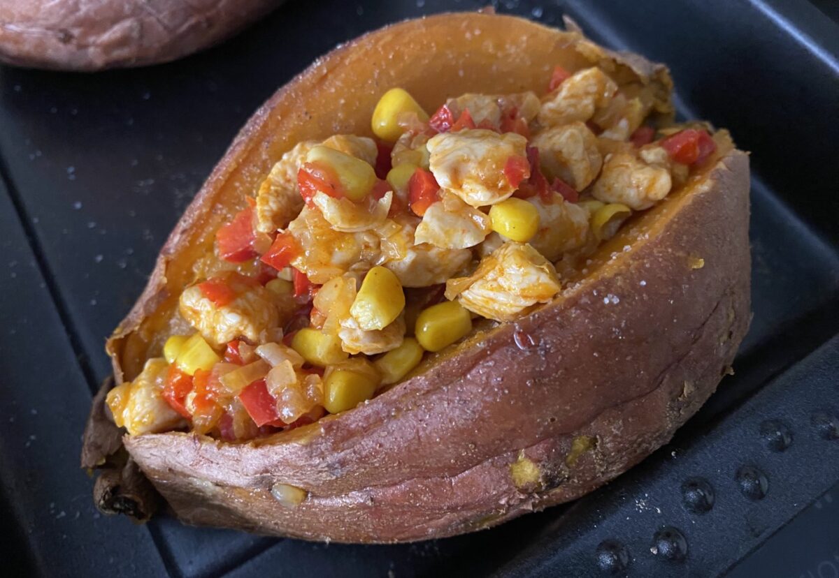 Boniatos asados rellenos al horno. Receta fácil, saludable y completa