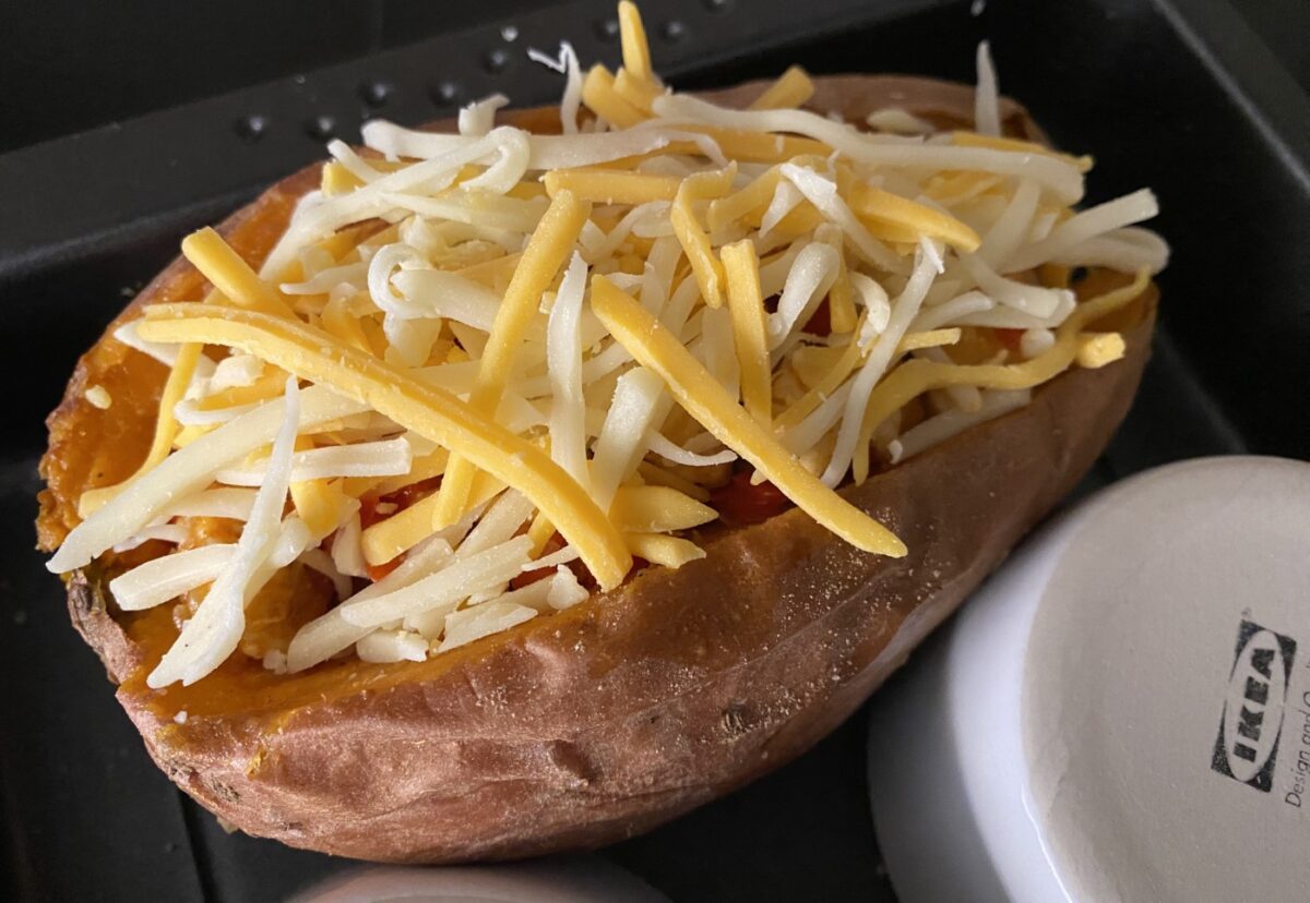 Boniatos asados rellenos al horno. Receta fácil, saludable y completa