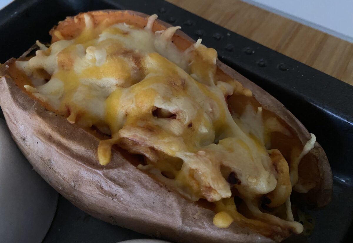 Boniatos asados rellenos al horno. Receta fácil, saludable y completa