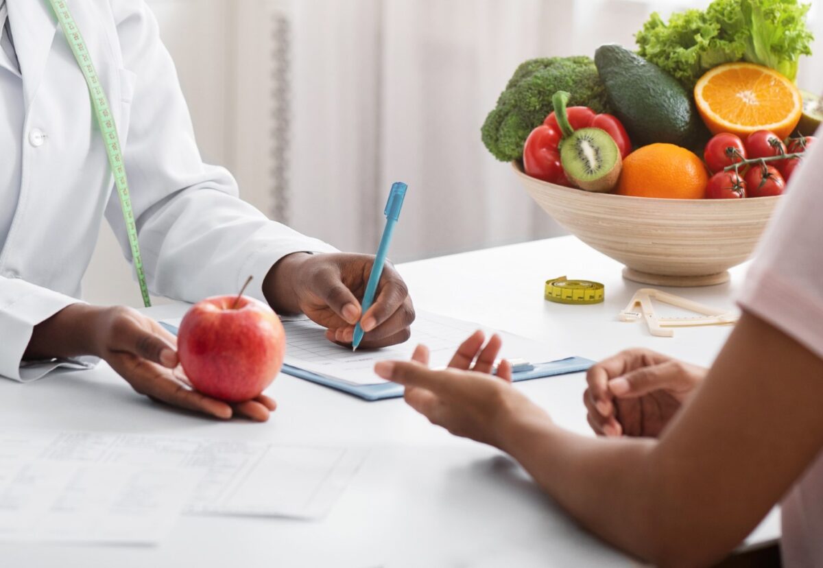 Diferencia entre dietista y nutricionista. Perfiles, formación y qué profesional necesitas