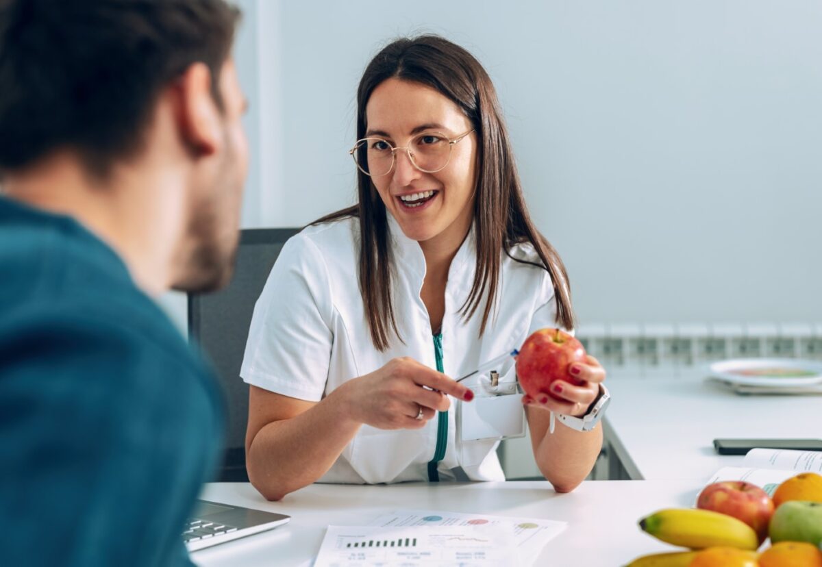 Diferencia entre dietista y nutricionista. Perfiles, formación y qué profesional necesitas