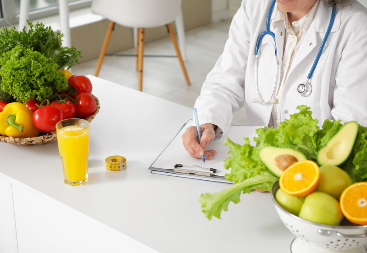 Diferencia entre dietista y nutricionista. Perfiles, formación y qué profesional necesitas