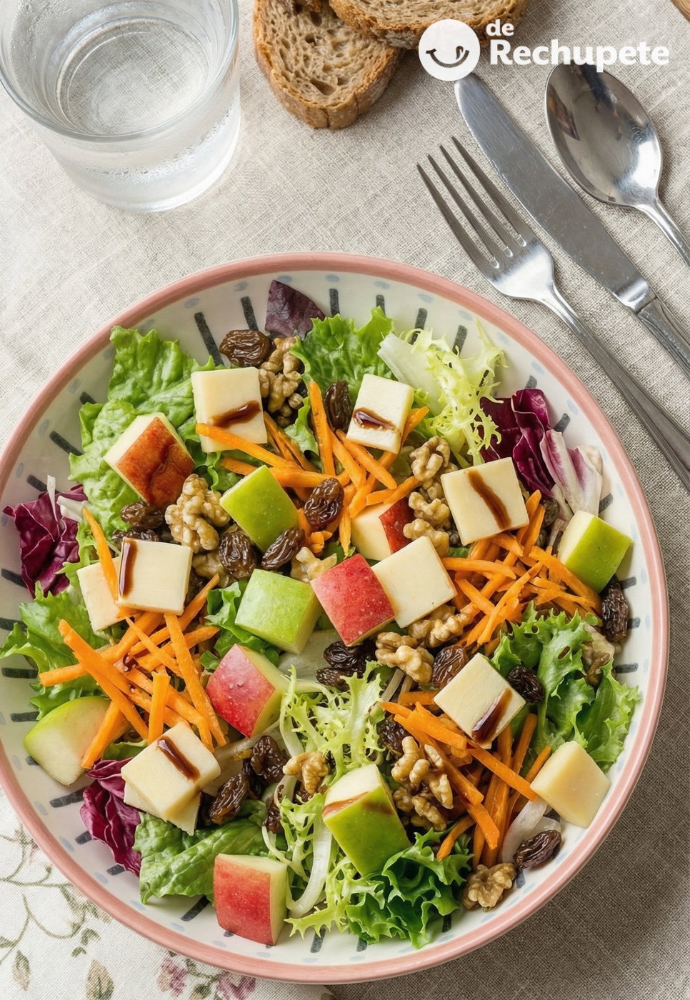 Ensalada con manzana crujiente y vinagreta casera, receta fácil y saludable