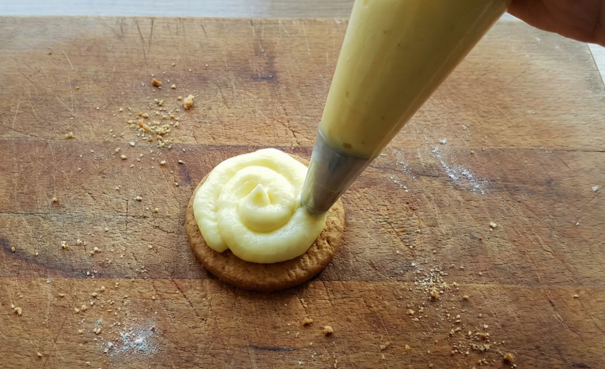Galletas fritas rellenas de crema o matasuegras. Receta popular de Murcia