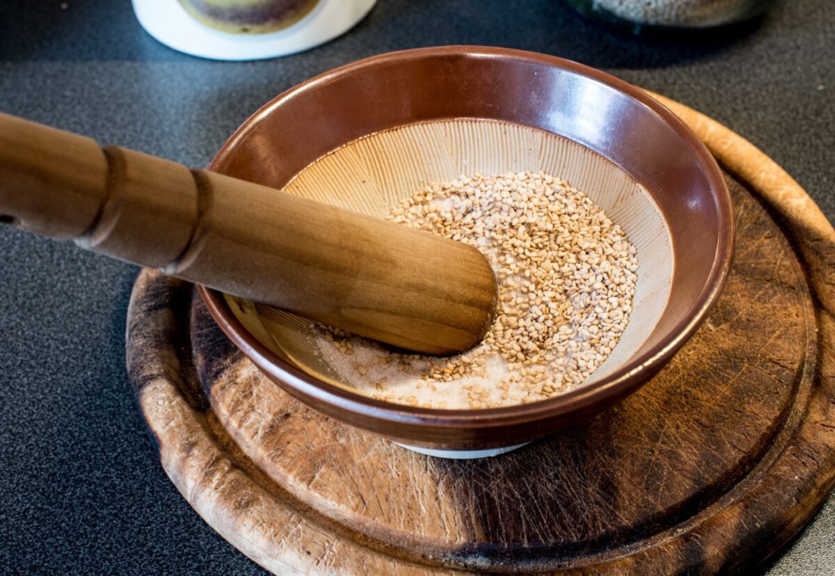 Gomasio. Qué es, propiedades, beneficios, usos en la cocina y cómo tomar este condimento japonés