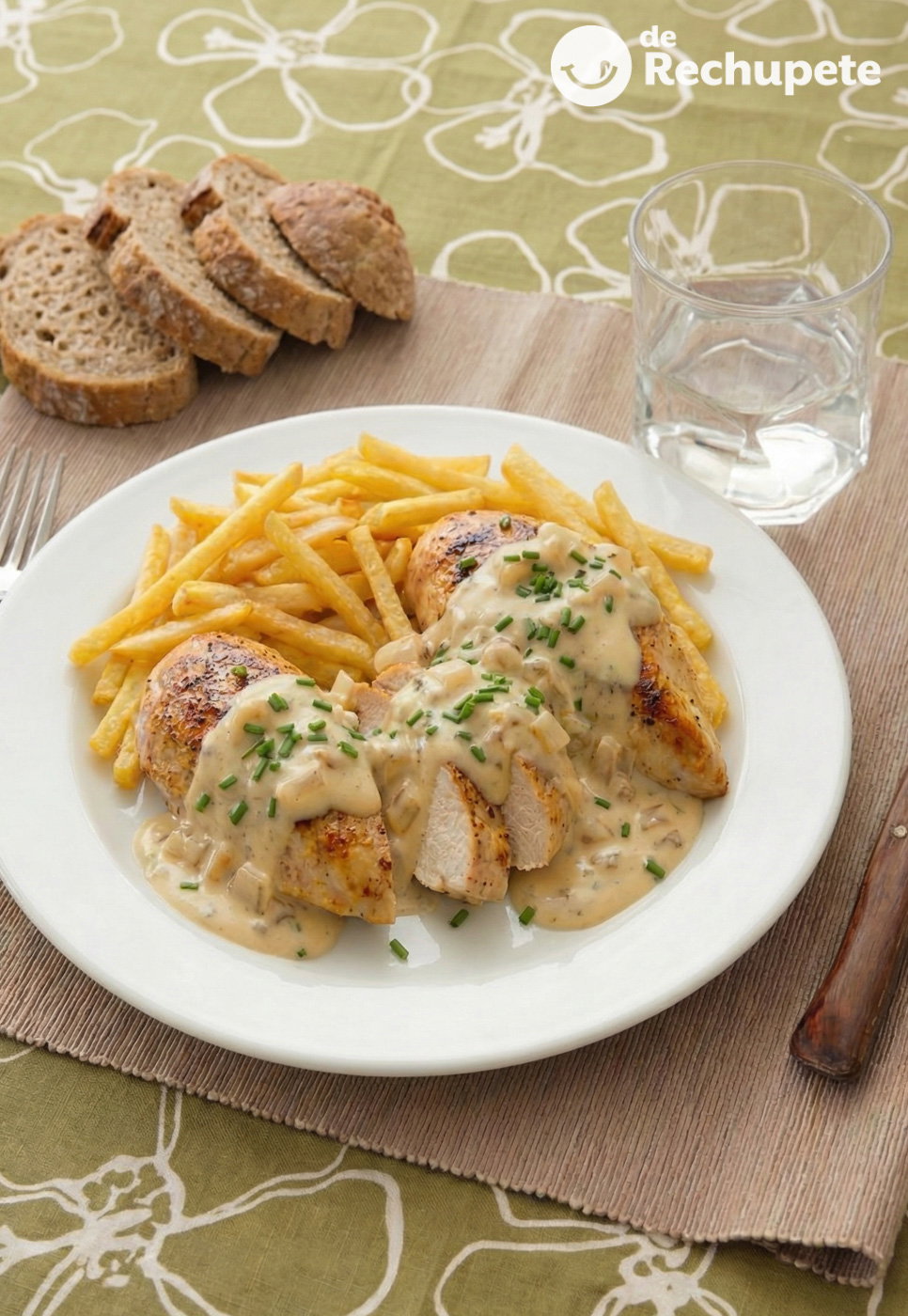Pechugas de pollo en salsa de queso. Receta fácil, cremosa y lista en 30 minutos
