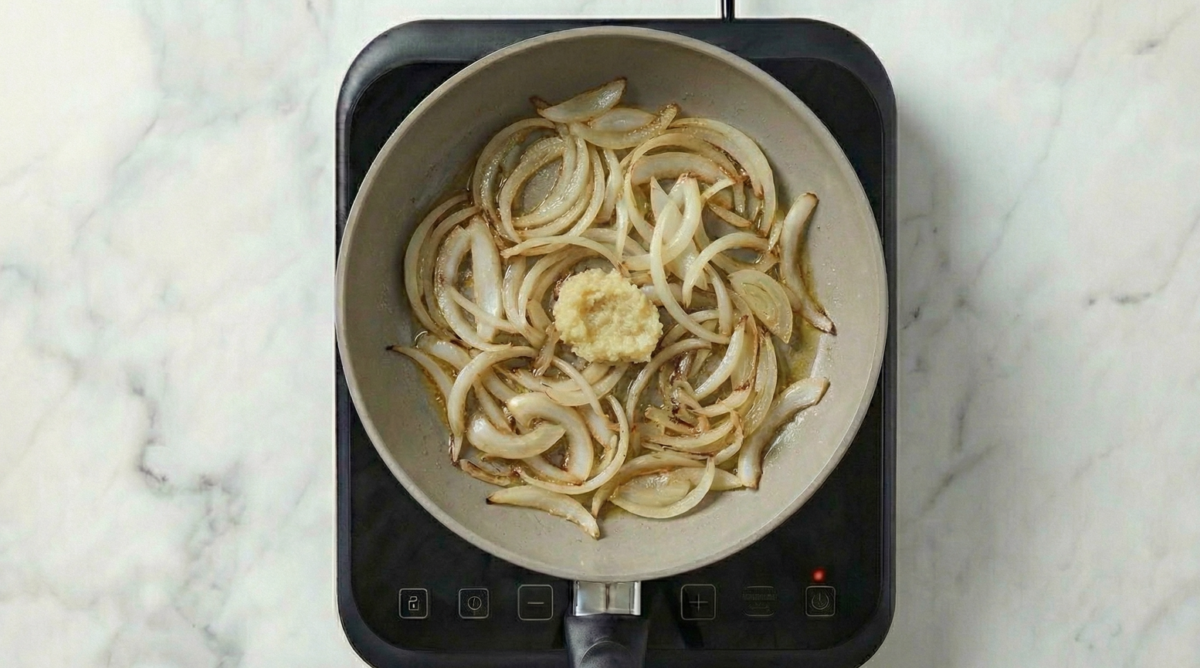 Pechugas de pollo en salsa de queso. Receta fácil, cremosa y lista en 30 minutos