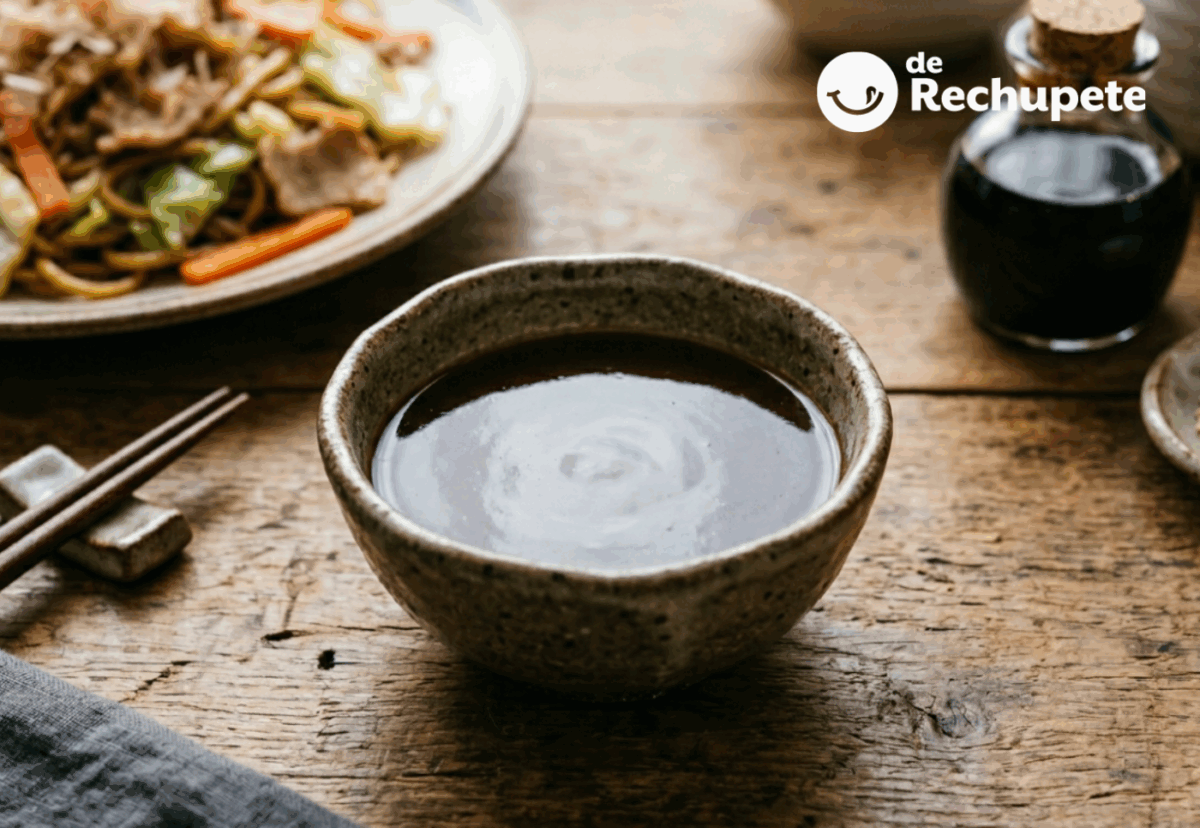 Salsa Yakisoba casera. El aliño japonés que da vida a los fideos salteados