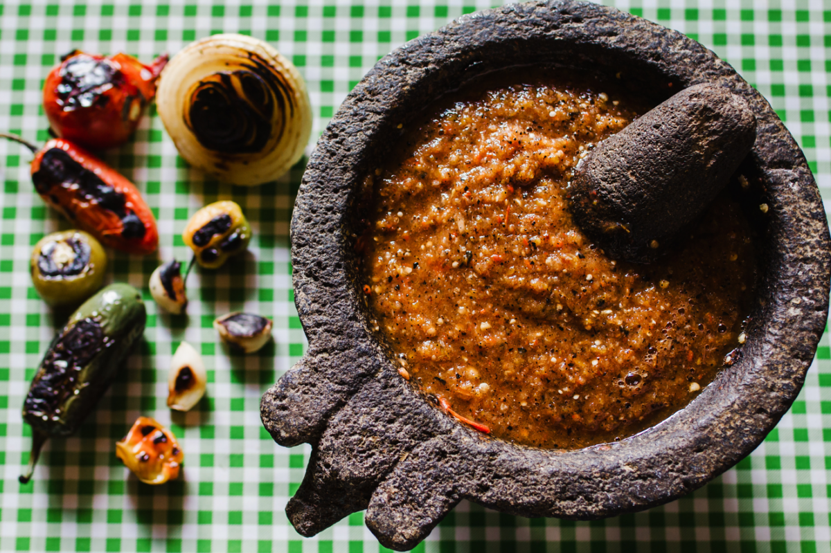 Salsa tatemada casera. Receta mexicana fácil, ahumada y llena de sabor