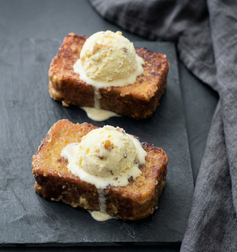 Torrijas de brioche caramelizadas. La versión a la plancha más jugosa y fácil en casa