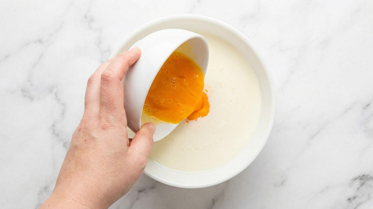 Torrijas de brioche caramelizadas. La versión a la plancha más jugosa y fácil en casa