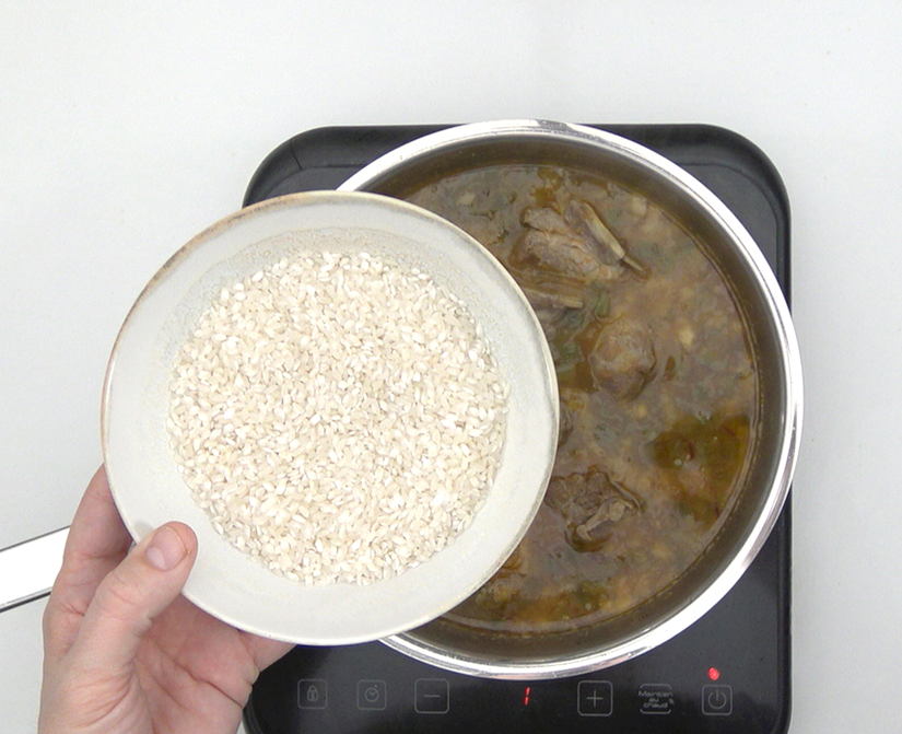 Arroz caldoso con costillas de cerdo. Receta tradicional paso a paso
