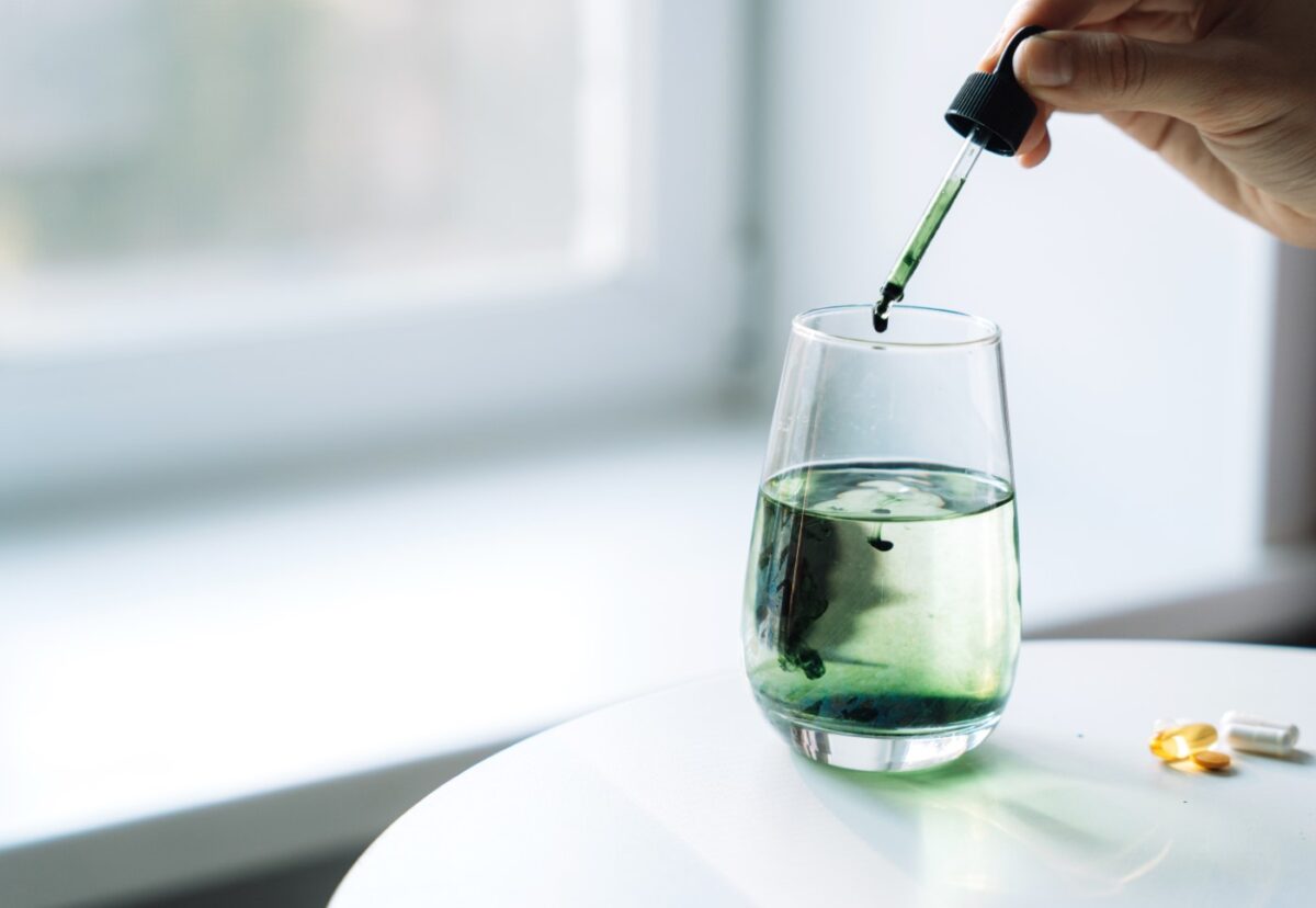 Beber clorofila se ha puesto de moda, pero ¿sirve de algo? Ciencia, efectos y riesgos
