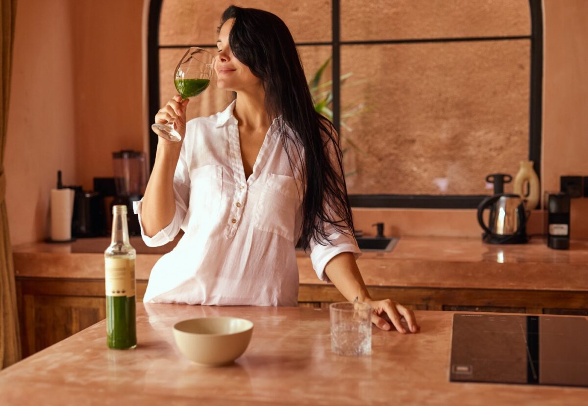 Beber clorofila se ha puesto de moda, pero ¿sirve de algo? Ciencia, efectos y riesgos