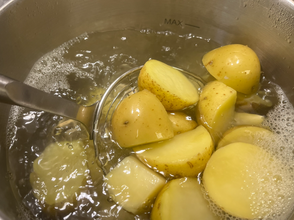 Coca de patata y almendra. Receta tradicional muy esponjosa de Castellón