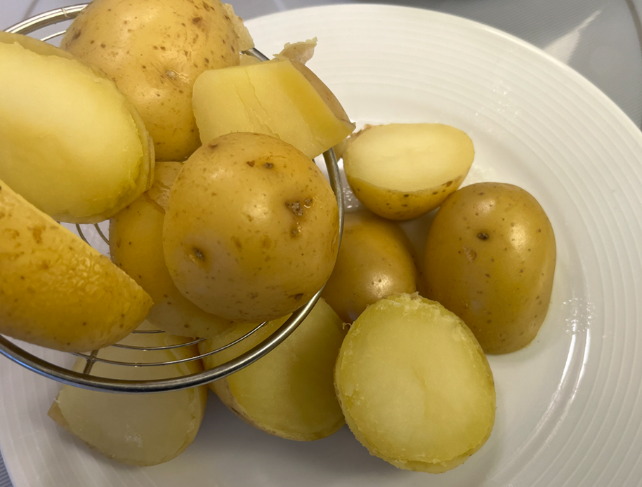 Coca de patata y almendra. Receta tradicional muy esponjosa de Castellón