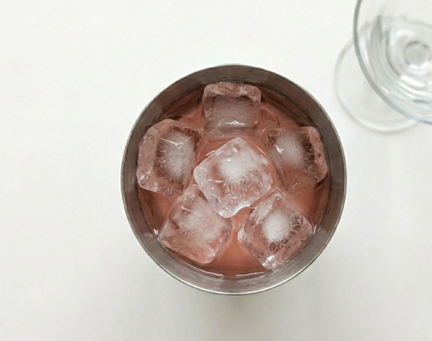 Cóctel Bacardi. Receta clásica con ron blanco, lima y granadina