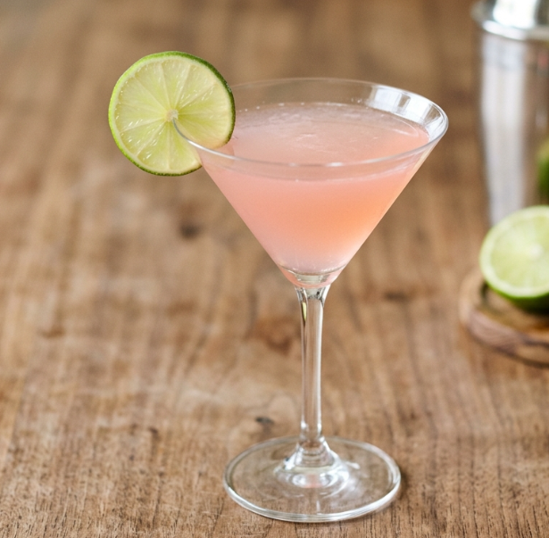 Cóctel Bacardi. Receta clásica con ron blanco, lima y granadina