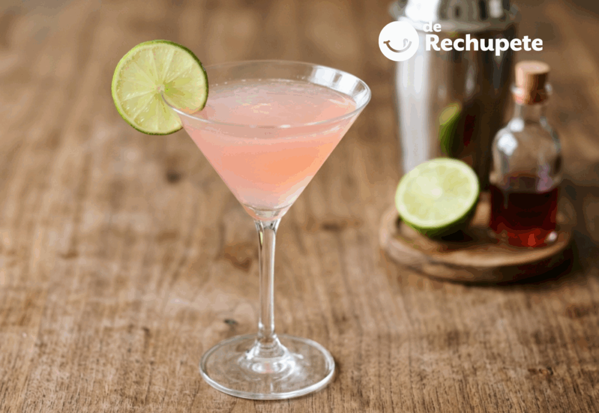 Cóctel Bacardi. Receta clásica con ron blanco, lima y granadina