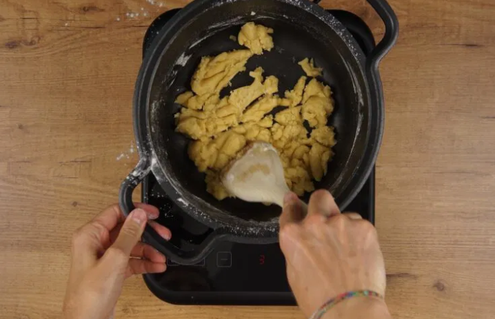 Espárragos blancos gratinados al horno con jamón y queso: receta fácil, rápida y muy resultona