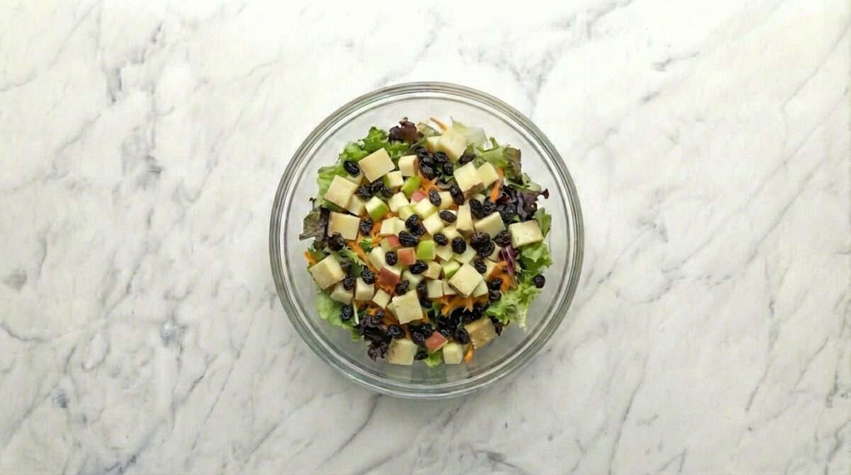 Ensalada con manzana crujiente y vinagreta casera, receta fácil y saludable