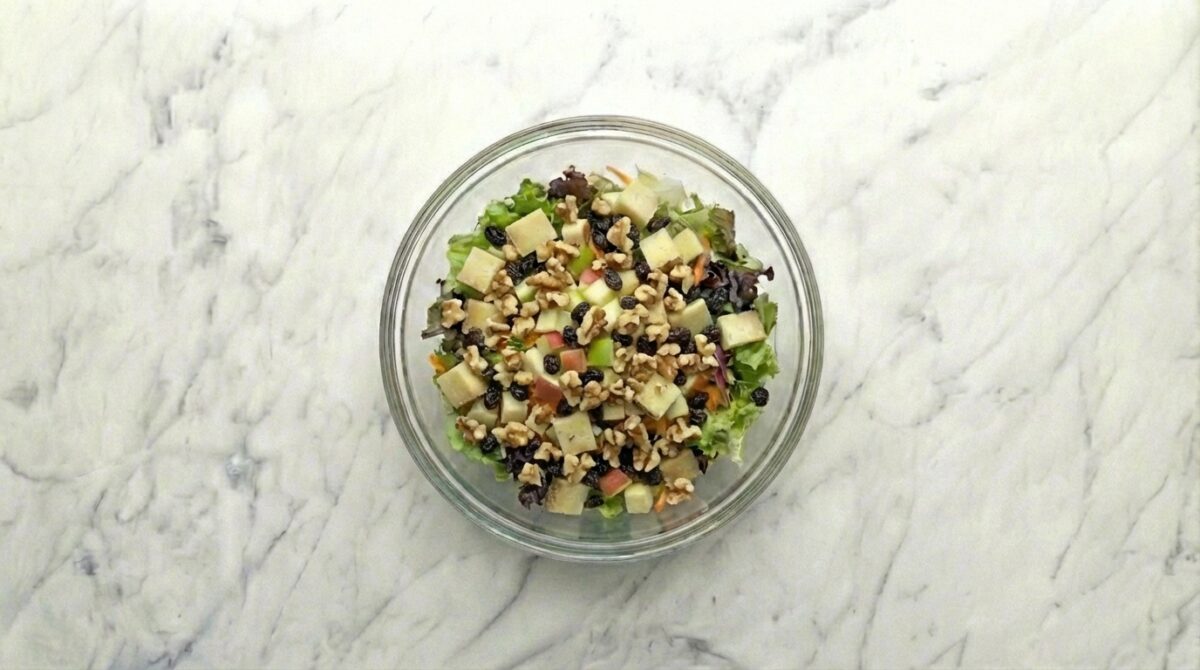 Ensalada con manzana crujiente y vinagreta casera, receta fácil y saludable