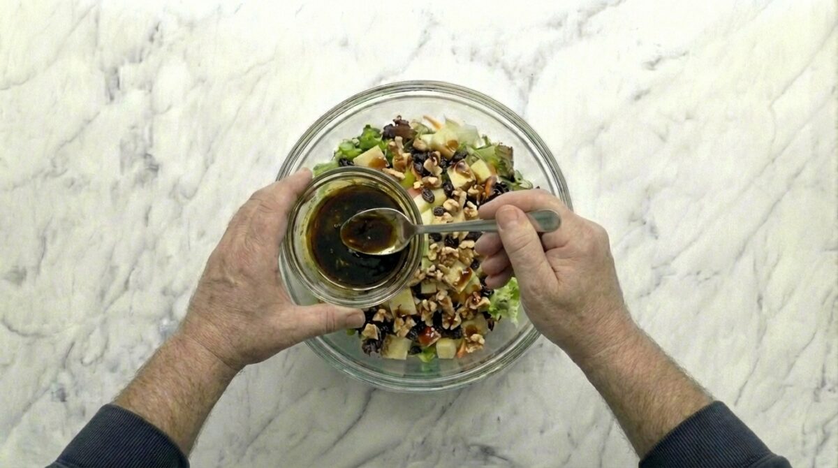 Ensalada con manzana crujiente y vinagreta casera, receta fácil y saludable