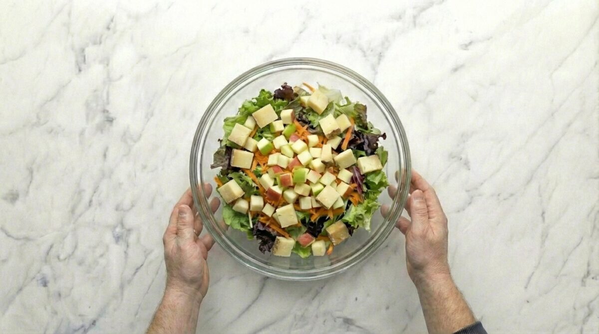 Ensalada con manzana crujiente y vinagreta casera, receta fácil y saludable