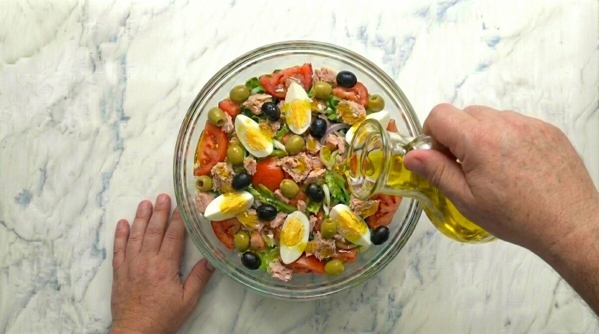 Ensalada valenciana tradicional. Receta fresca y sencilla paso a paso