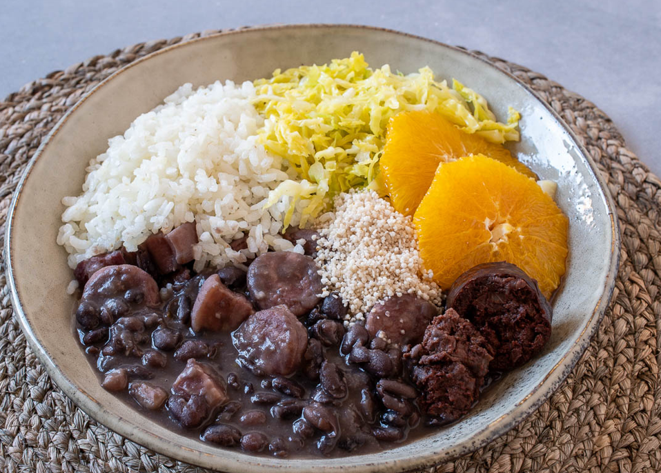 Feijoada brasileña. Guiso potente y lleno de sabor