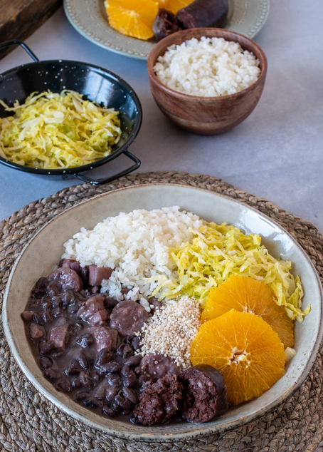 Feijoada brasileña. Guiso potente y lleno de sabor