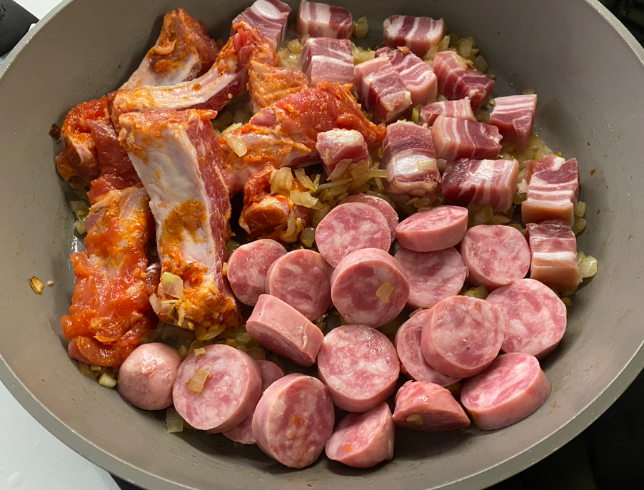 Feijoada brasileña. Guiso potente y lleno de sabor