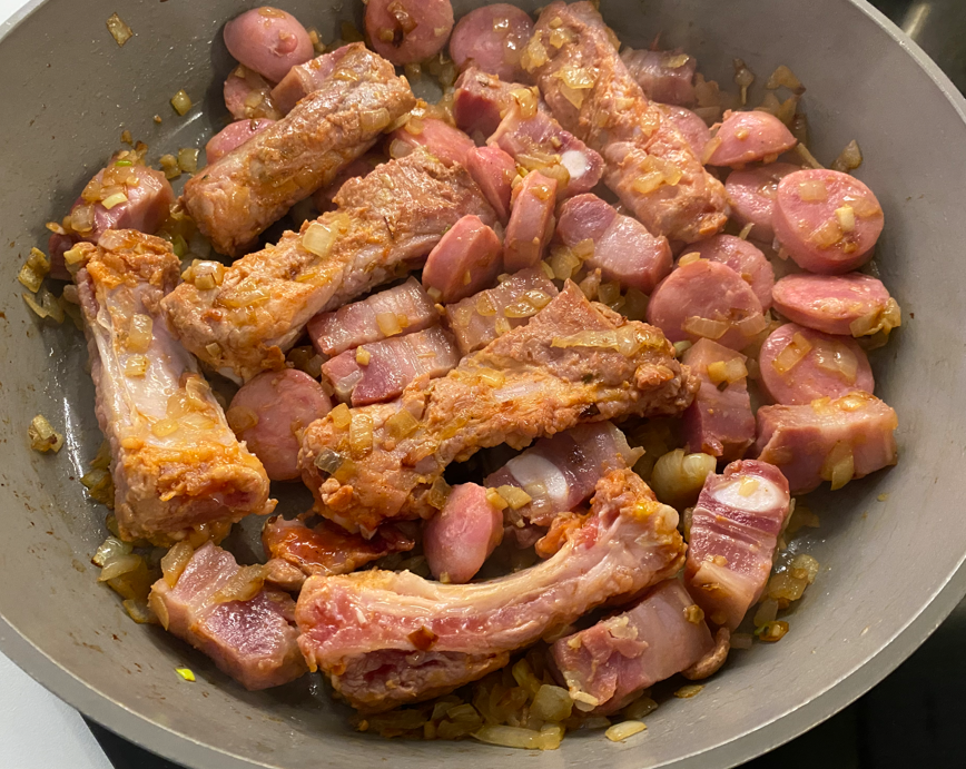 Feijoada brasileña. Guiso potente y lleno de sabor