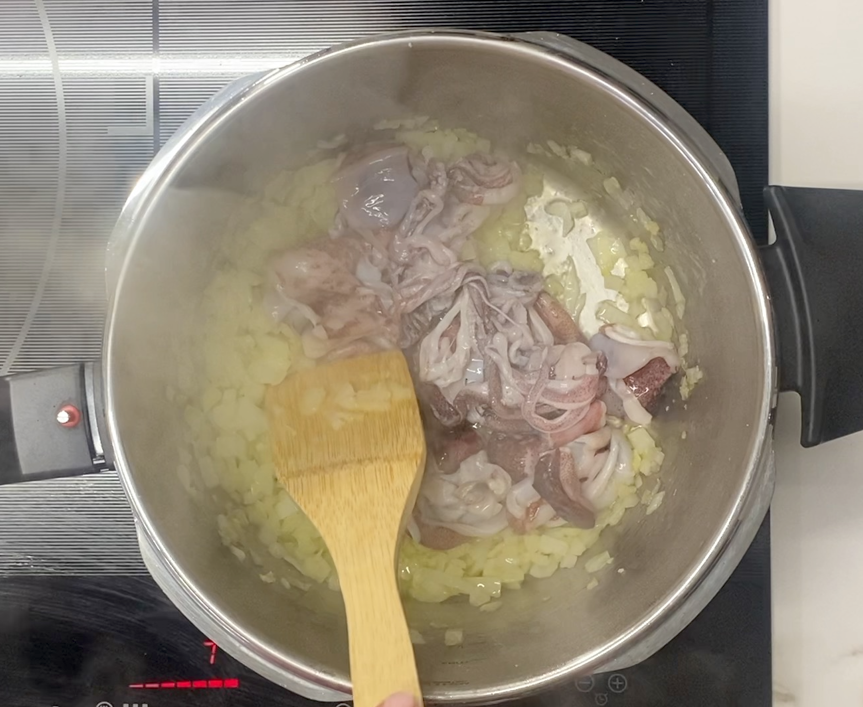 Guiso de calamares con garbanzos en olla exprés