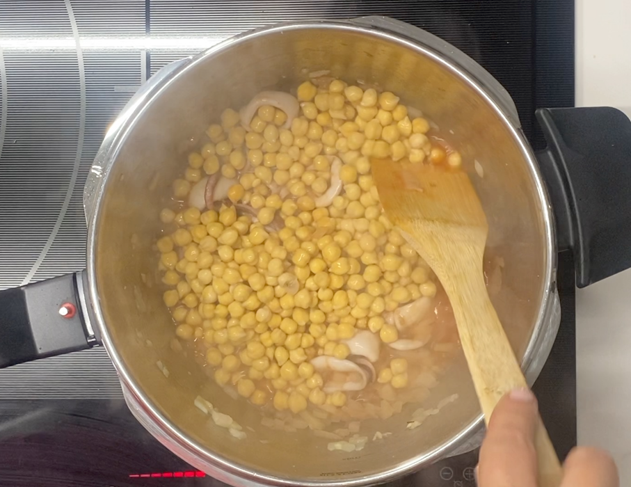 Guiso de calamares con garbanzos en olla exprés