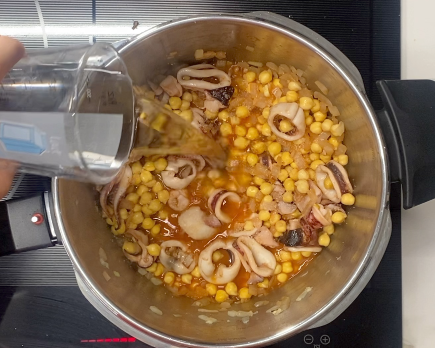 Guiso de calamares con garbanzos en olla exprés