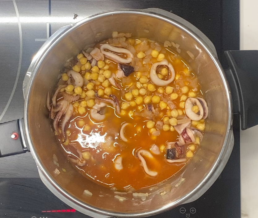 Guiso de calamares con garbanzos en olla exprés