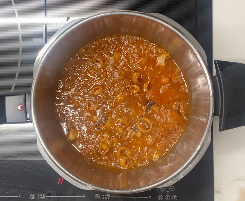 Guiso de calamares con garbanzos en olla exprés