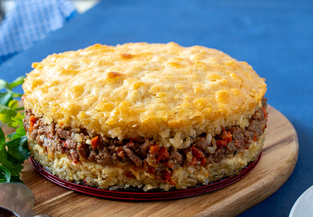 Pastelón de arroz al horno con carne y queso. Receta fácil por capas