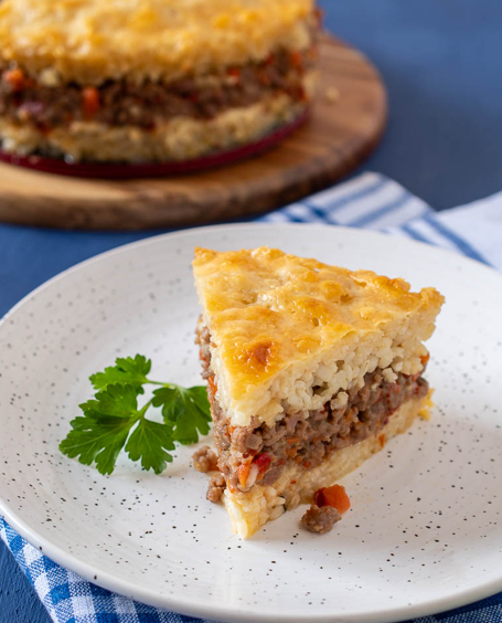 Pastelón de arroz al horno con carne y queso. Receta fácil por capas