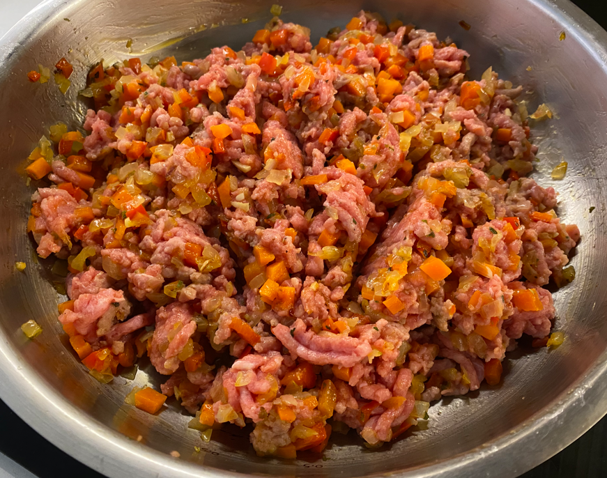 Pastelón de arroz al horno con carne y queso. Receta fácil por capas