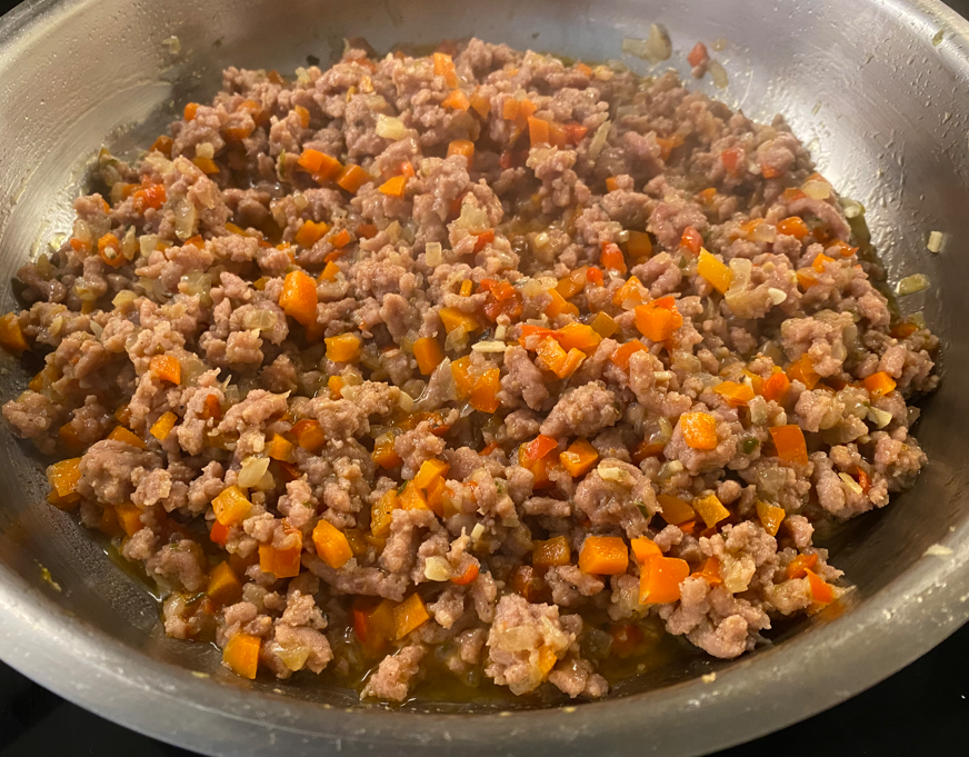 Pastelón de arroz al horno con carne y queso. Receta fácil por capas