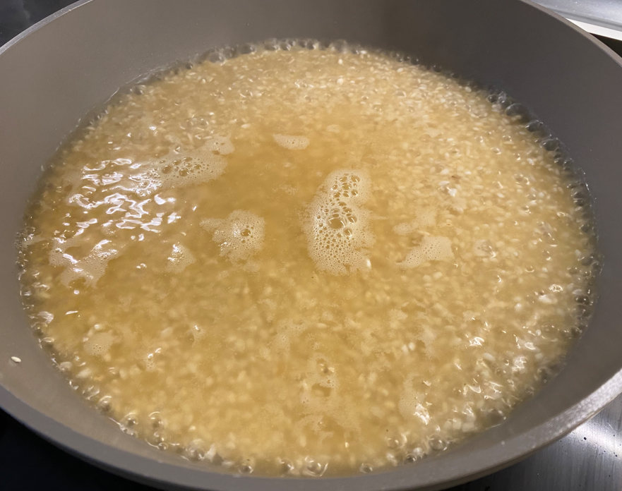 Pastelón de arroz al horno con carne y queso. Receta fácil por capas
