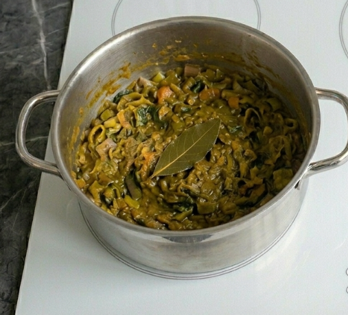 Pastillas de caldo de verduras caseras, un básico de cocina que merece hueco fijo en tu congelador