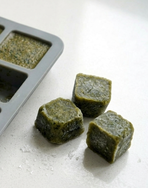 Pastillas de caldo de verduras caseras, un básico de cocina que merece hueco fijo en tu congelador