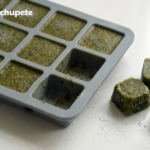 Pastillas de caldo de verduras caseras, un básico de cocina que merece hueco fijo en tu congelador